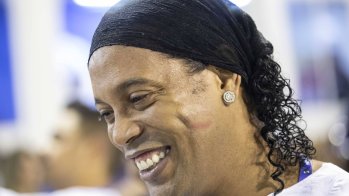 6. Ronaldinho: 43,23 Mio. Follower Seine aktive Fußballkarriere hat Ronaldinho 2015 beendet. Seine Popularität ist jedoch ungebrochen – insbesondere in seiner Heimat Brasilien. Mentions spendiert der Weltstar vor allem seinen bedeutendsten Ex-Vereinen: dem FC Barcelona, AC Mailand und Flamengo Rio de Janeiro.