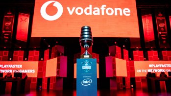 Vodafone ist bei den großen weltweiten Turnieren der ESL als Sponsor präsent. Doch 2018 hat das Telekommunikationsunternehmen auch ein namhaftes Team an Land gezogen: Mousesports ist das vielleicht renommierteste eSports-Team Deutschlands. Seit Juni 2018 ist Vodafone dort Hauptsponsor und ist nicht nur auf den Trikots von Mousesports prominent zu sehen, sondern will über die gemeinsamen Medienkanäle noch mehr Fans der netzaffinen Zielgruppe erreichen und dabei neben Ergebnisberichten und Highlight-Videos vo