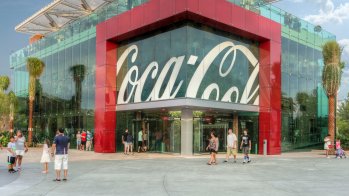 Coca-Cola fokussiert seine eSports-Bemühungen vor allem mit zwei eSports-Games: League of Legends und die FIFA-Reihe. Schon 2013 kooperierte das Unternehmer mit LoL-Entwickler Riot Games. Und auch mit FIFA-Entwickler EA Sports hat der Getränkeriese Kooperationen eingegangen. So ist Coca-Cola als Teil des Story-Modus in FIFA18 integriert, indem Spieler darin – kurios – einen Sponsorenvertrag mit Coca-Cola abschließen.