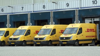 Das Logistikunternehmen DHL ist seit Mai Sponsor des eSports-Veranstalters ESL, der Ligen und Turniere für die populärsten eSport-Disziplinen ausrichtet. DHL beteiligt sich daran mit Logistikdienstleistungen und als Sponsor rund um die Turniere und ihre Übertragungen. DHL übernimmt die Eventlogistik der ESL One Serie und transportiert unter anderem Bühnenausstattung, Technik und Gamer-Stühle für die Spielerteams an die verschiedenen Austragungsorte.
