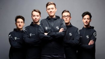 Im Juni 2018 ist auch die Telekom in eSports eingestiegen. Da nämlich verkündete das Unternehmen eine Technologie-Partnerschaft mit der Organisation SK Gaming. „Der Fokus unserer Partnerschaft liegt auf der Unterstützung des neuen League of Legends-Teams, dem wir für die anstehenden Wettkämpfe alles Gute und viel Erfolg wünschen“, sagt Hiro Kishi, Leiter Sportsponsoring der Telekom Deutschland. „Neben kommunikativen Aktivitäten rund um das Team werden wir die Plattform eSports dazu nutzen, den Mehrwert unse