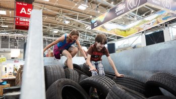 The Shoe Test Track in Hall A5 was built from leftover materials from past trade fairs.
