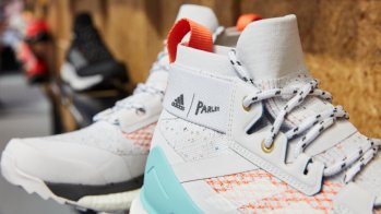 Sustainable sports shoe made from plastic waste: Free Walker Adidas x Parley