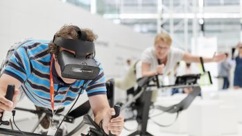 Besucher testet die Virtual Reality Brille