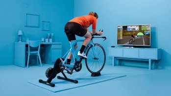 Sportler auf Rollentrainer trainiert mit Zwift