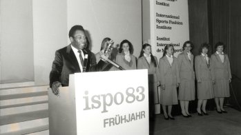 Lauréat de la coupe en 1983 : Pelé, l'exceptionnel footballeur brésilien (au pupitre), considéré par beaucoup comme le meilleur joueur de tous les temps. Il a marqué bien plus de 1250 buts jusqu'à la fin de sa carrière de footballeur en 1977. En 1999, le Comité international olympique (CIO) l'a élu sportif du siècle dernier.