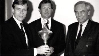 L'Autrichien Franz Klammer (au centre), devenu célèbre en tant que skieur de compétition, a mérité la coupe ISPO en 1992. Avec 25 victoires en descente, il est entré à l'époque dans l'histoire de la Coupe du monde comme le descendeur le plus titré. Lors des Jeux olympiques d'hiver de 1976 à Innsbruck, Kammerer a également remporté la médaille d'or en descente.