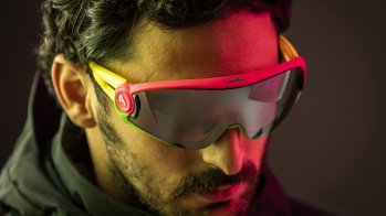 Breites Sichtfeld und polarisierendes Design: Die 5W1NG von Alpina