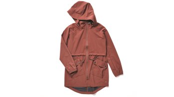 For women the Switchform Lite Parka becomes a roomy tote. The transformation process in four pictures.