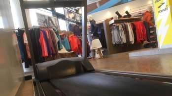 Seit 27. April 2020 ist auch in der Laufbar München wieder die gewohnte Beratung samt Laufanalyse im Laden möglich, aber: „Wir müssen den Kundenstrom steuern und kanalisieren“, so Volker Haußmann. „Das ist für uns die Schwierigkeit, in dem kleinen Laden die Abstandsregeln und Hygienevorschriften einzuhalten.“