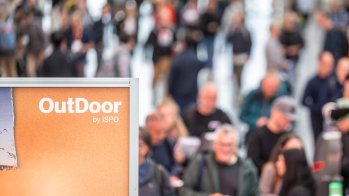Les visiteurs entrent dans l'OutDoor by ISPO 2024