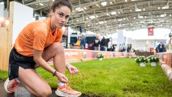 La coureuse de trail Kimi Schreiber fait ses lacets