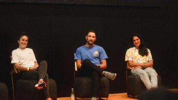 Kimi Schreiber, Chase Tucker, Nasim Eshqi lors du débat sur les athlètes