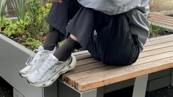 Femme en tenue de sport sur un banc de parc