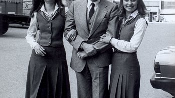 Messechef Marzin mit zwei untergehakten Hostessen.