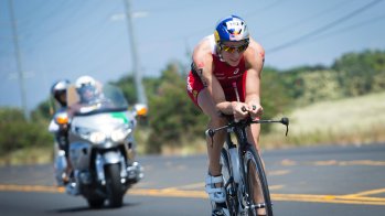 Daniela Ryf auf ihrem Triathlon-Bike.