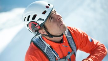 Dani Arnold in Ausrüstung am Berg.