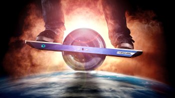 Onewheel unterwegs auf der Erdoberfläche.