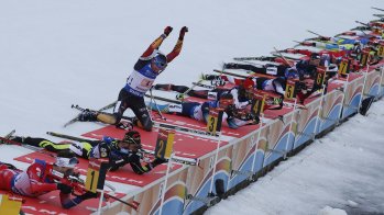 Erik Lesser steht nach dem Schießen auf