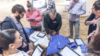 Die Apparel-Jury bewertet eine Jacke.