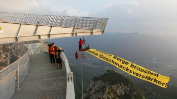 Stefan Glowacz bei einer Protestaktion in Garmisch-Partenkirchen.