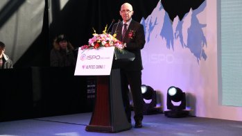 Ehre wem Ehre gebührt: Klaus Dittrich, Vorsitzender der Geschäftsführung der Messe München, hält die Eröffnungsrede im China National Convention Center