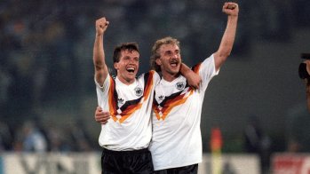 Im Finale gegen Argentinien standen die Weltmeister Lothar Matthäus (l.) und Rudi Völler wieder in Weiß auf dem Platz. Das Weltmeister-Trikot von 1990 mit der schwarz-rot-goldenen Applikation ist mittlerweile Kult.