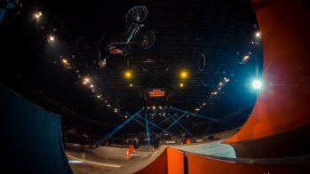 Dies liegt auch an der BMX-Weltelite, die bei ihren Tricks alles riskieren und an ihre Grenzen gehen.