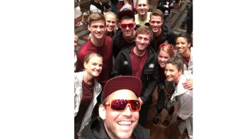 Einer der deutschen Hockey-Stars schlechthin beim Selfie mit den Kollegen: Moritz Fürste (vorne) bei der Einkleidung der Olympiamannschaft.