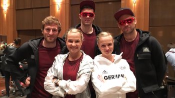 Wir sind die coolsten: Die Leichtathletinnen Lisa und Anna Hahner (vorne v.l.) und Hockeyspieler Jan Philipp Rabente, Handballer Christian Dissinger sowie Hockey-Star Moritz Fürste.