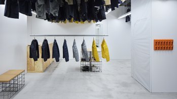 Descente Blanc: Eröffnung im September 2016 im Shin Marunouchi Building in Tokio, Japan. Hier realisierte die Skimarke ihren zweiten Store mit dieser ungewöhnlichen Lagerlösung: Die Stangen sind direkt unter der Decke angebracht und können bei Bedarf abgesenkt werden.