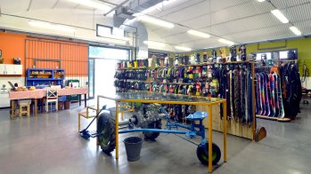 Fresh Farm: Eröffnung 2016 in Sassuolo, Italien. Das Gebäude wurde früher für die Landwirtschaft genutzt, jetzt ist ein Online-Shop für Action Sports eingezogen, der seinen Kunden auch ein offline-Erlebnis bieten will.