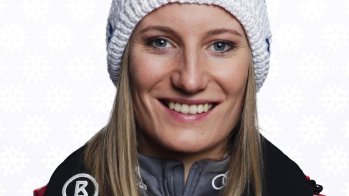 Lena Dürr trägt die farbenfrohe Jacke, die Bogner für die alpinen Skifahrerinnen entworfen hat.