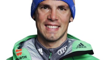 Biathlet Simon Schempp trägt die offizielle Adidas-Jacke der Wintersaison 2016/2017.