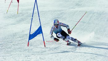 Die Wabenoptik auf dem Oberteil hat Bogner blau gestaltet.
