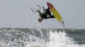 Robby Naish ist außerdem Profi-Kiter – 2016 brach er sich bei einem Kitesurfing-Unfall das Becken.