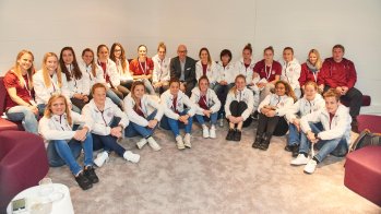 Das FC Bayern-Frauenfußballteam mit dem Geschäftsführer der Messe München, Klaus Dittrich.