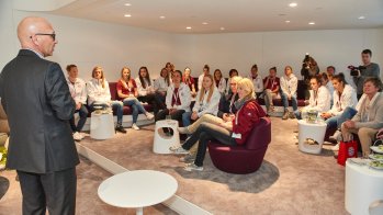 Klaus Dittrich mit dem Frauenteam des FC Bayern München