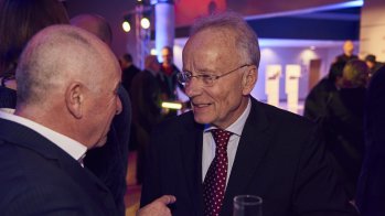 Werner Haizmann (r.), Vorsitzender Verband Deutscher Sportfachhandel, im angeregten Gespräch mit Dr. Michael Schineis, President Winter Sports Equipment von Amer Sports.
