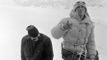 Schon mit 19 war der Italiener Walter Bonatti (1930-2011) in den schwierigsten Wänden der Alpen unterwegs. Zudem gehörte er 1954 zur Expedition, der die Erstbesteigung des K2 gelang. Der Südwest-Pfeiler des Petit Dru wurde nach Bonattis sechstägigem Alleingang 1955 „Bonattipfeiler“ genannt. 1961 war er Teil der Mont-Blanc-Expedition, der bei der Freney-Tragödie am Mont Blanc vier Alpinisten zu Opfer fielen. Im selben Jahr beendete Bonatti seine Laufbahn als Extrem-Alpinist.
