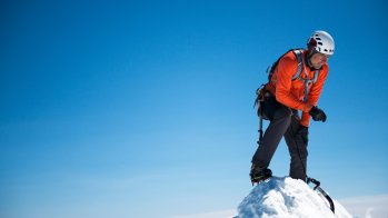 Dani Arnold: Der 1984 geborene Schweizer ist vor allem mit seinen Speedclimbing-Projekten berühmt geworden. Mit Landsmann Ueli Steck lieferte er sich ein jahrelanges Duell um den Rekord an der Eiger-Nordwand. 2010 gelang ihm gemeinsam mit zwei Begleitern die erste Winterbesteigung des Torre Egger in Patagonien. Die enorm anspruchsvolle Mixedkletterroute The Hurting in Schottland meisterte Arnold als erster Nicht-Schotte überhaupt.
