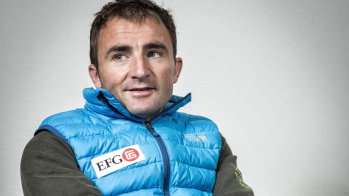 „Swiss Machine“ wurde Ueli Steck (1976-2017) genannt, kein Wunder: Der Speed-Climber knackte reihenweise Rekorde auf hochalpinen Routen. Vom 11. Juni bis 11. August 2015 bestieg Steck alle 82 Viertausender der Alpen. 2014 erhielt der Schweizer den Piolet d’Or, nachdem er im Jahr zuvor die Annapurna-Südwand nach eigenen Angaben in 28 Stunden Solo durchstieg. 2017 kam Steck bei einer Trainingsbesteigung am Nuptse ums Leben