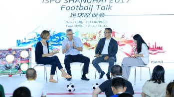 Nur eine Halle weiter erklärt Wynton Rufer (2. von l.) den Vortragsgästen die Entwicklung des Fußballs in China 