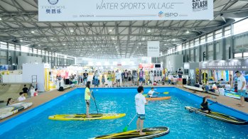 Kein Kopfstand, aber immerhin schon der Aufrechte-Stand auf dem SUP. Die Möglichkeit, erste Erfahrung auf dem SUP-Board zu sammeln wurde fleißig genutzt. 