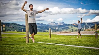 Ganzkörper- und Gleichgewichtstraining für jedermann bietet der Slackline-Parcour
