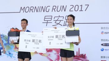 Für die Drittplatzierten gab es als Preis ein Paar Laufschuhe von Morning Run Sponsor On