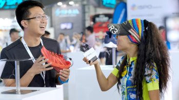 ISPO TEXTRENDS Expertin Louisa Smith führt ein letztes Mal über ihren Stand und erklärt den Messe-Besuchern die neuesten Innovationen aus dem Textil-Sektor 
