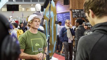 "Mr. Surf" Robby Naish is a big daddy in the business: He actually earns his money with his very own brands. His Naish Boards is named as main sponsor. The US surfer is also a testimonial: Naish is currently working with Red Bull, Quiksilver und Porsche.
