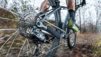 Wer seinem Körper lange, kräftezehrende Biketouren abverlangt, kann durch vorherige Magnesiumzufuhr den Muskelkater in die Schranken weisen.
