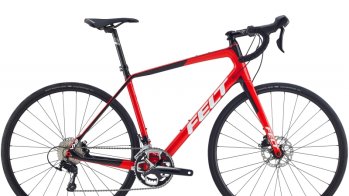 Gravel Bikes sind gekommen, um zu bleiben. Mit Enduro- und CycloCross-Features sprengen sie die Grenzen des Asphalts und erobern so auch Schotter-Untergründe.